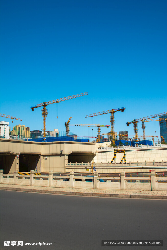 城市建筑工地的繁忙景象