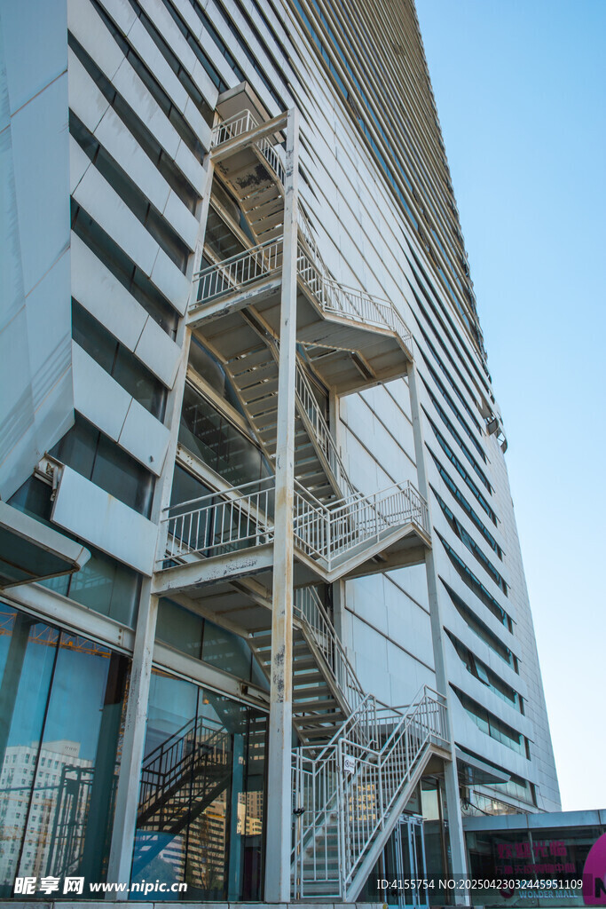 現(xiàn)代建筑外部金屬樓梯結(jié)構(gòu)