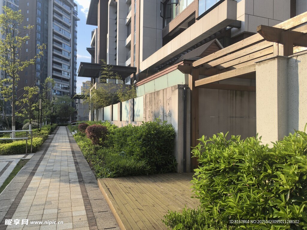 都市小區旁的綠植步道