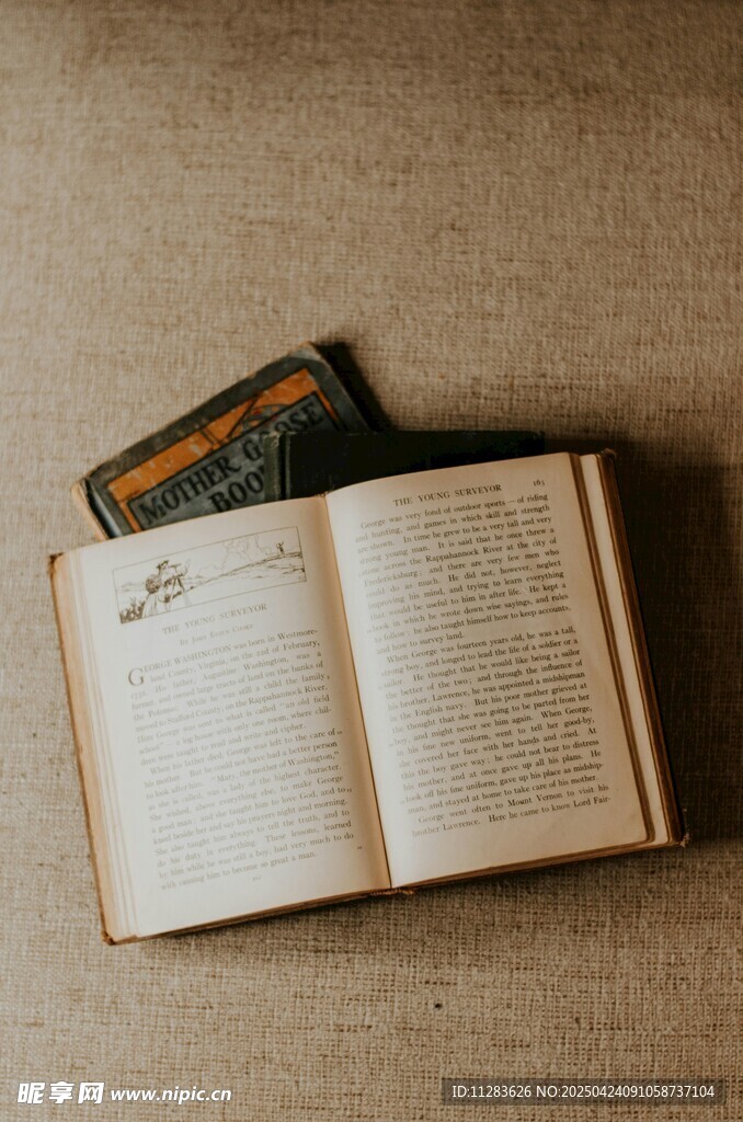 翻開的舊書