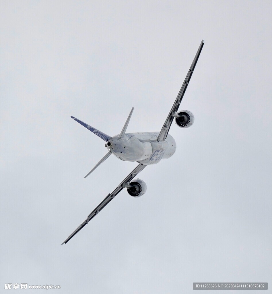 空中飛行的大型客機(jī)