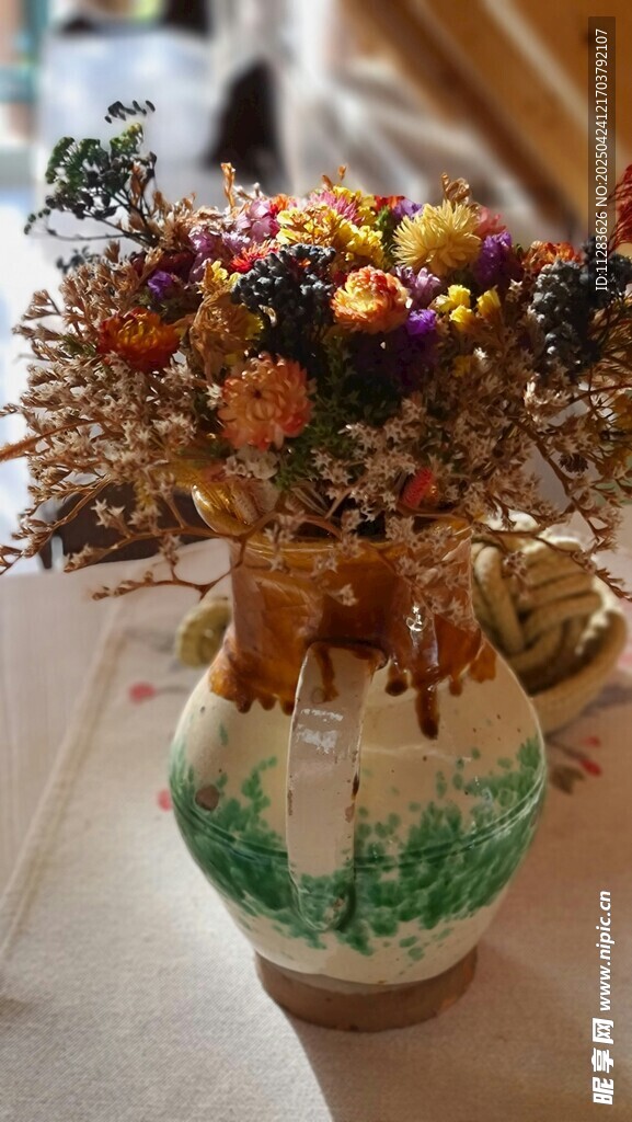 花瓶插滿多彩鮮花