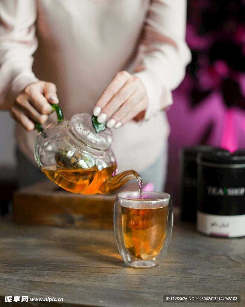 優雅女士沏茶瞬間