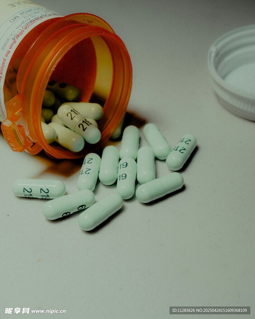 藥瓶傾灑出的綠色膠囊