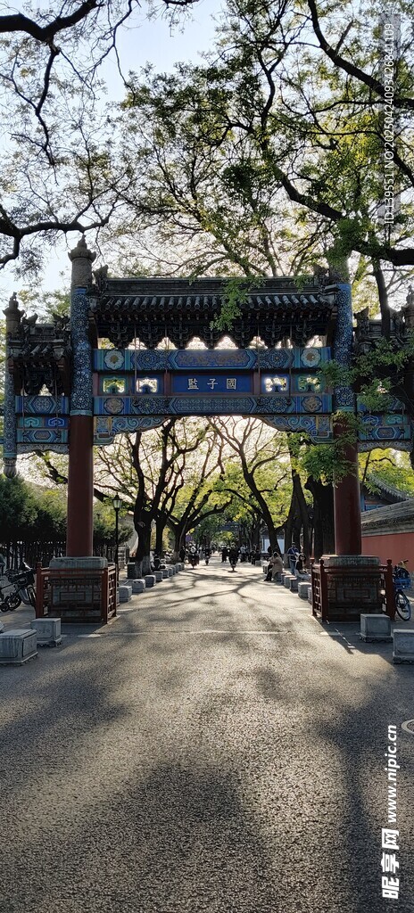 中式牌坊下的光影景致