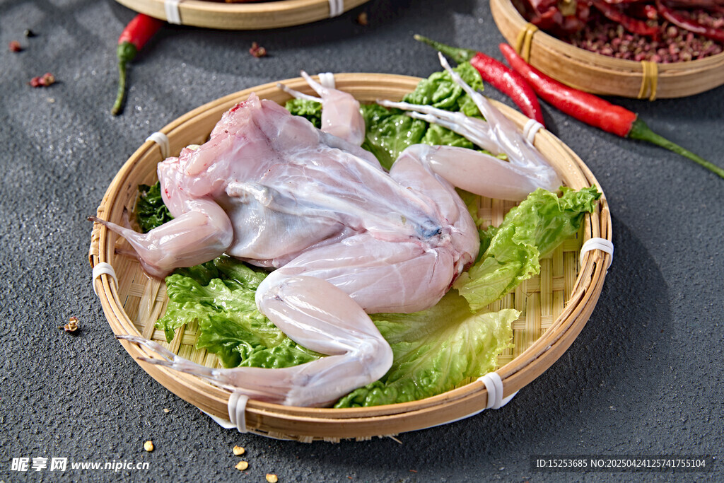 新鮮牛蛙置于竹籃配蔬菜