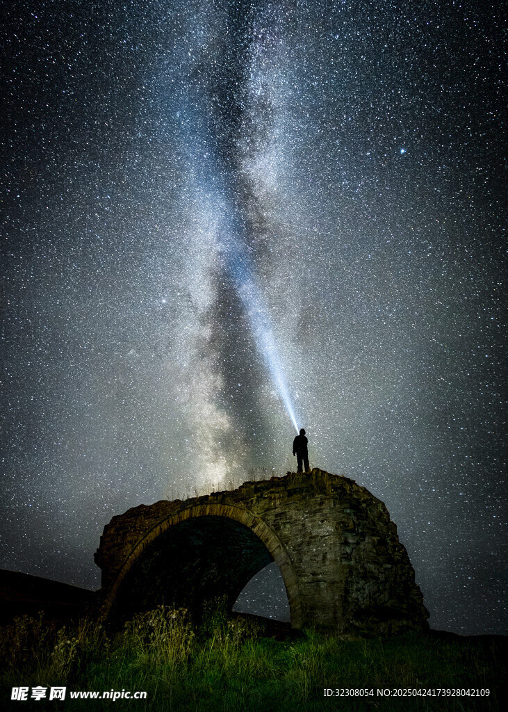 星空下的孤影與古老石拱