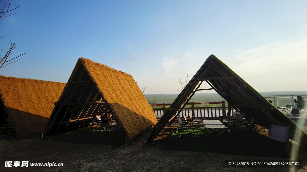 海邊獨特造型的黃色建筑