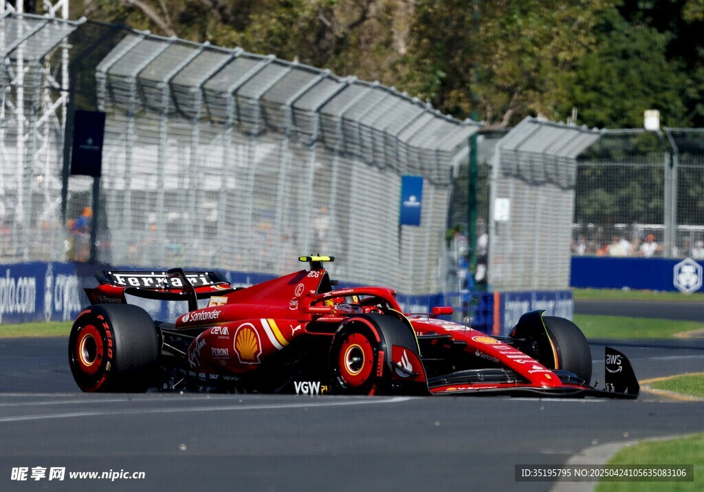 紅色賽車賽道飛馳