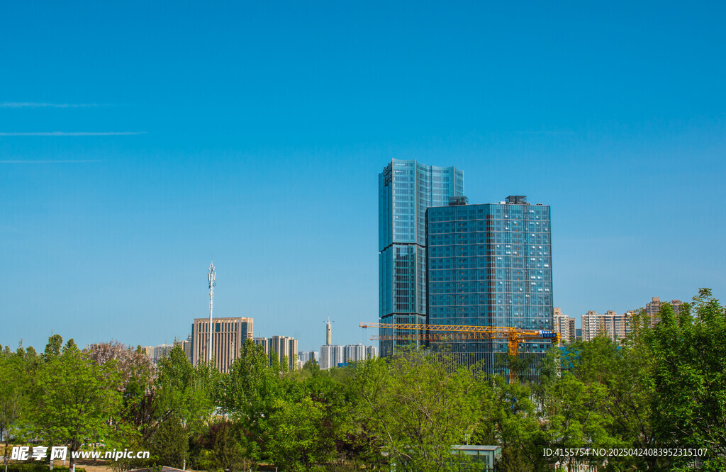 城市綠樹間的高樓景觀