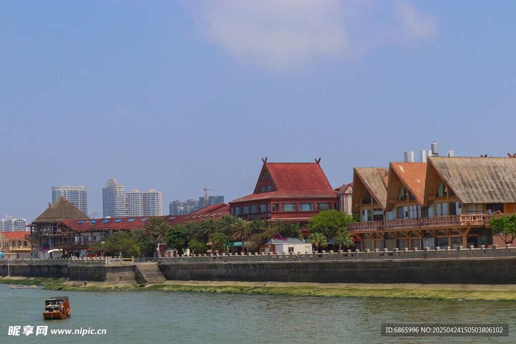 河畔特色建筑風(fēng)景如畫