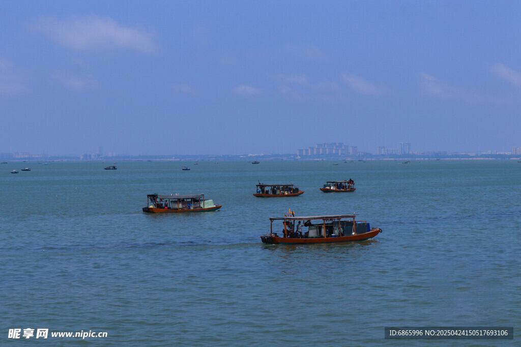 海上船只航行景象