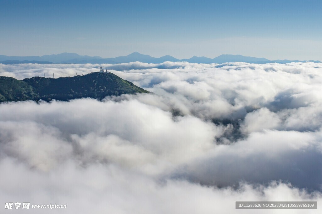 云海之上的壯麗山景