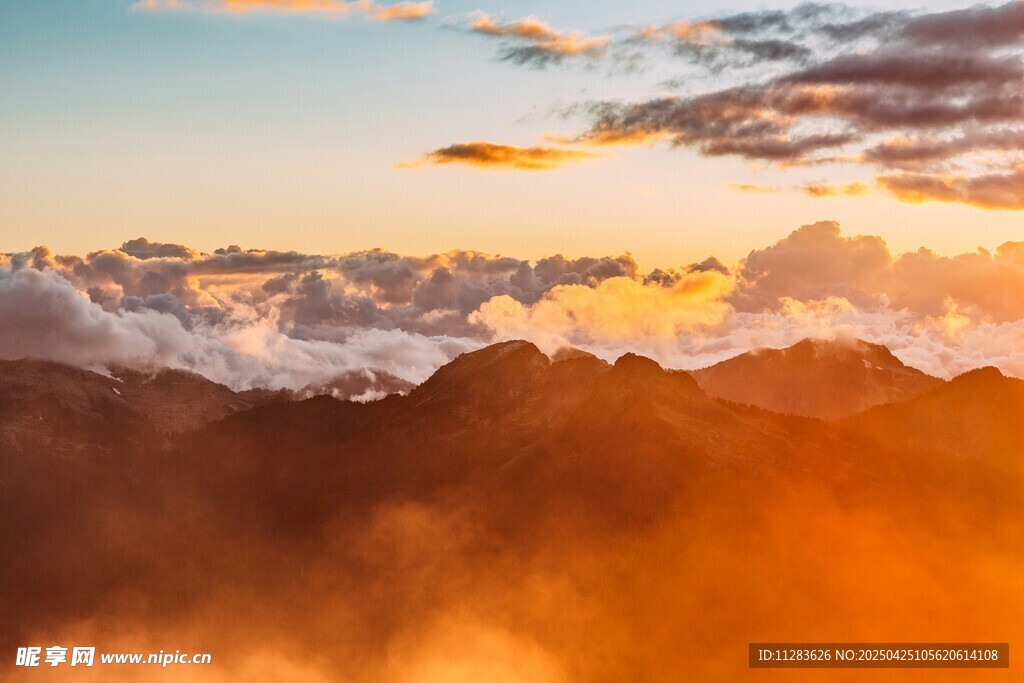 壯麗云海中的山巒美景