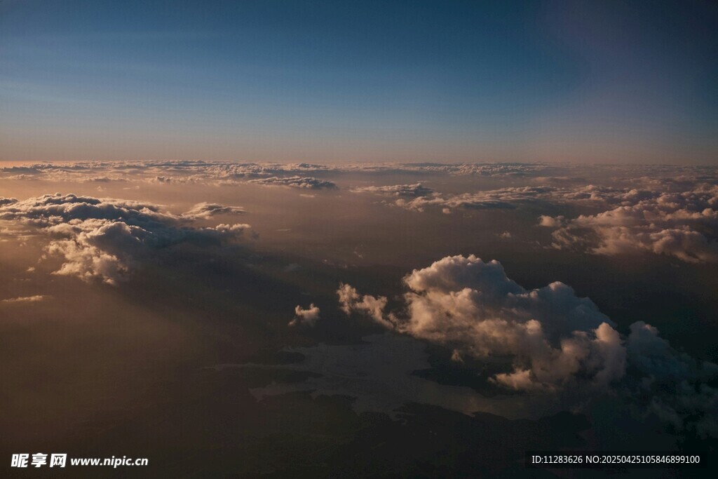 高空俯瞰壯麗云海景觀