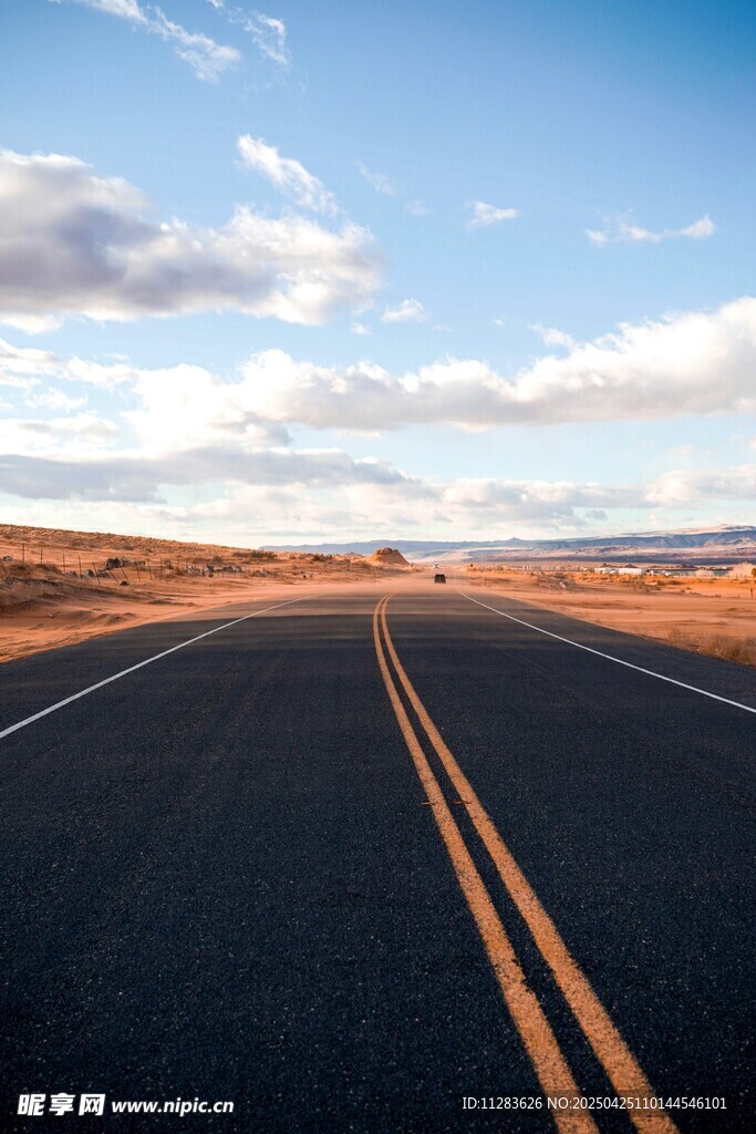 空曠公路伸向遠(yuǎn)方