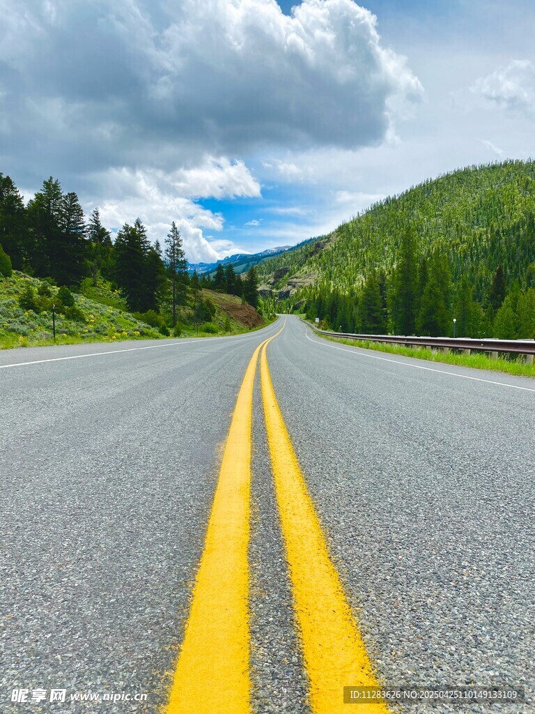 公路伸向遠方