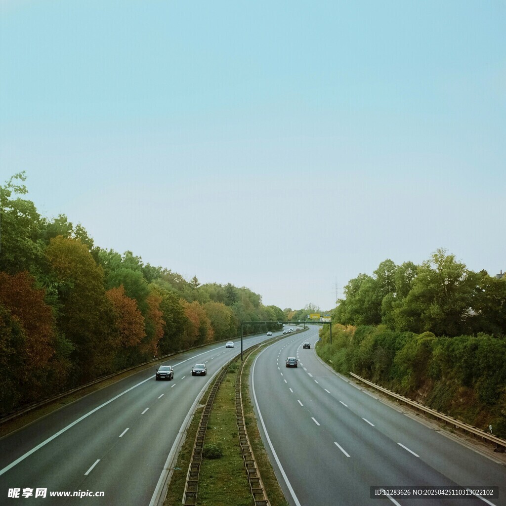 秋日雙車道公路風景