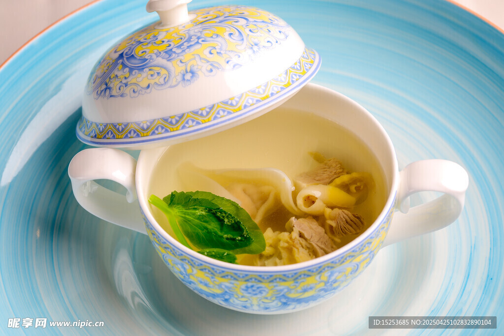 青花瓷盅里的美味湯品