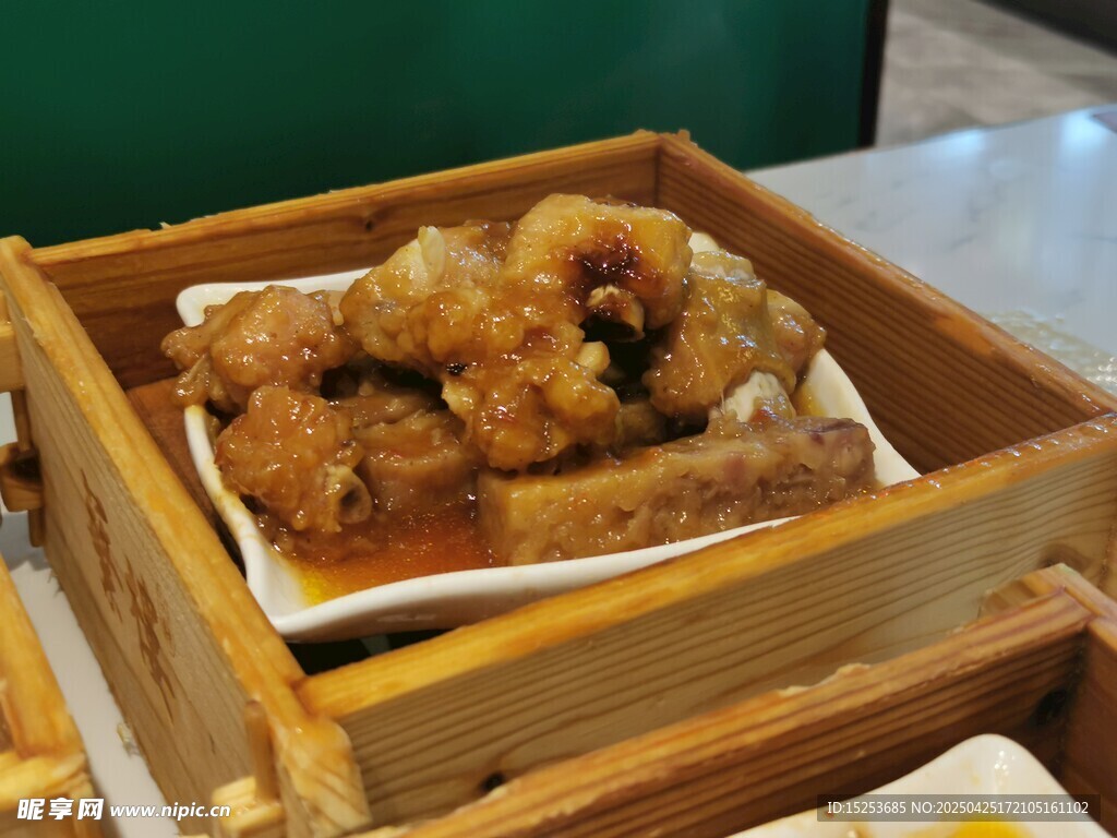 竹制蒸籠里的美味燒麥