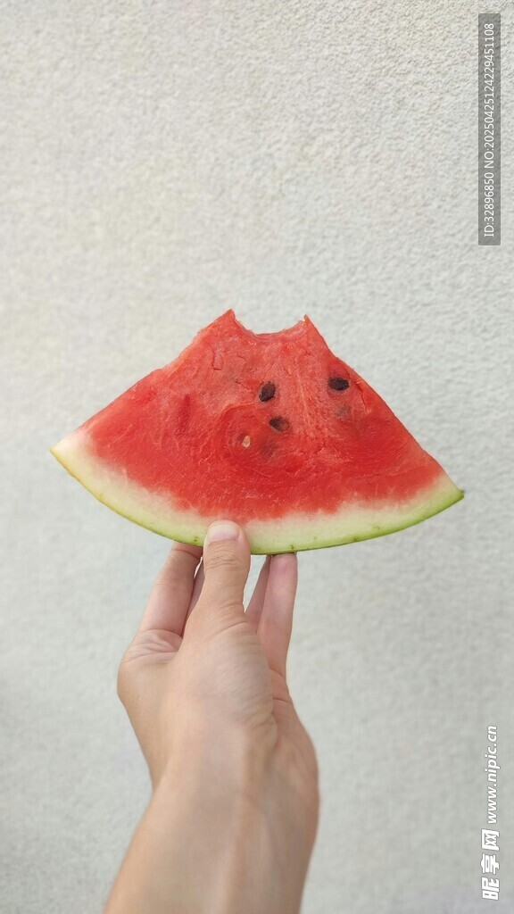 手托可愛三角形西瓜片