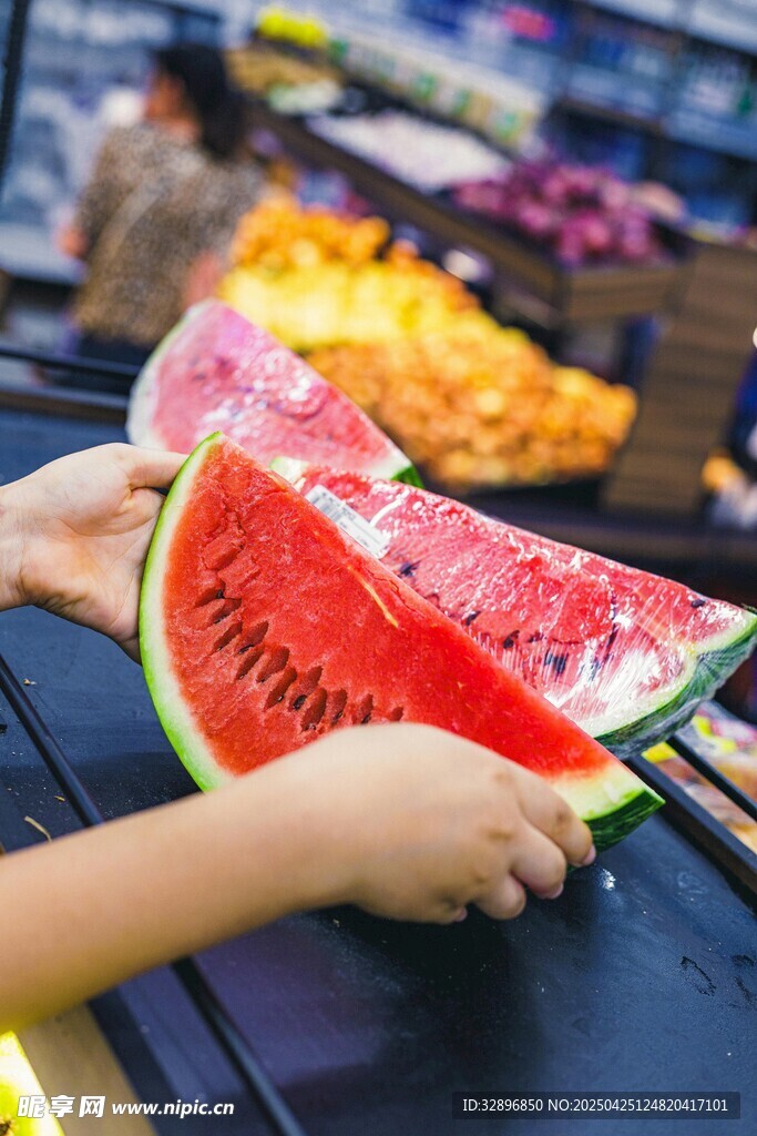 小孩手拿西瓜切片
