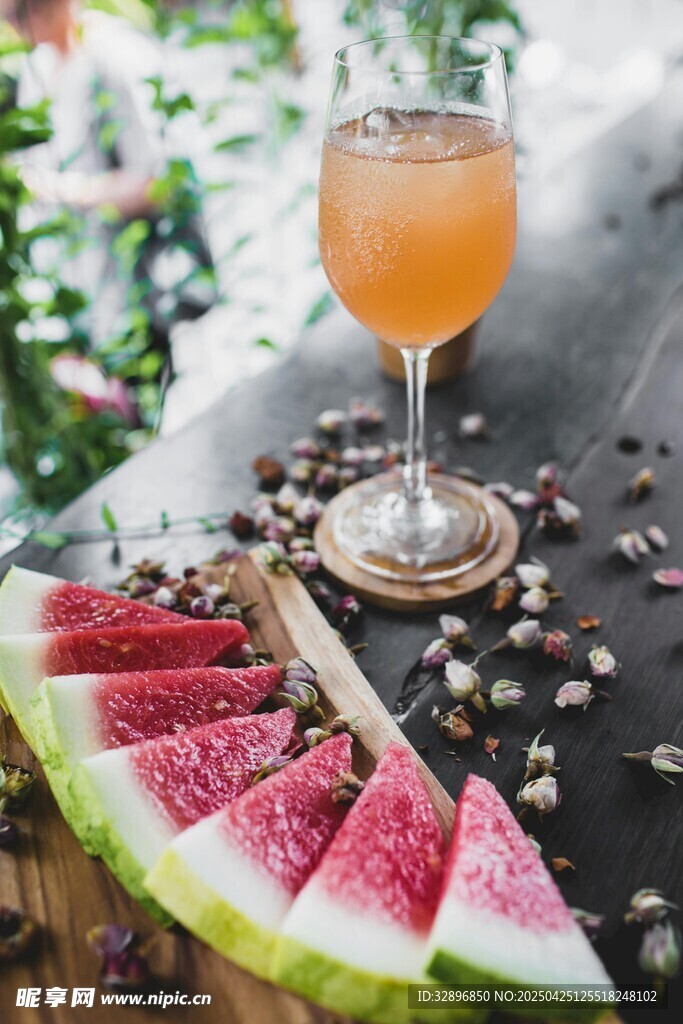 西瓜配飲品的愜意時光