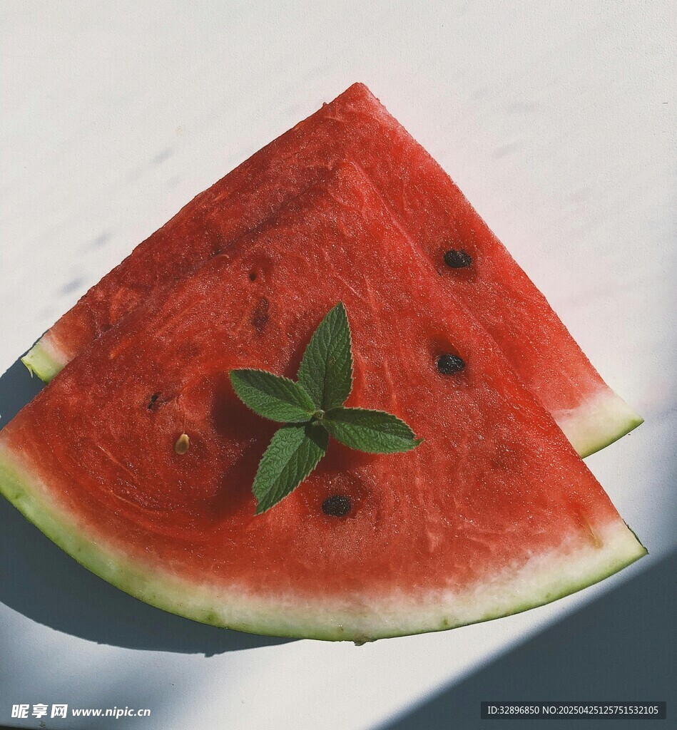 新鮮西瓜切片帶綠葉點綴