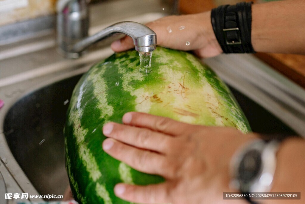 水槽中雙手清洗大西瓜