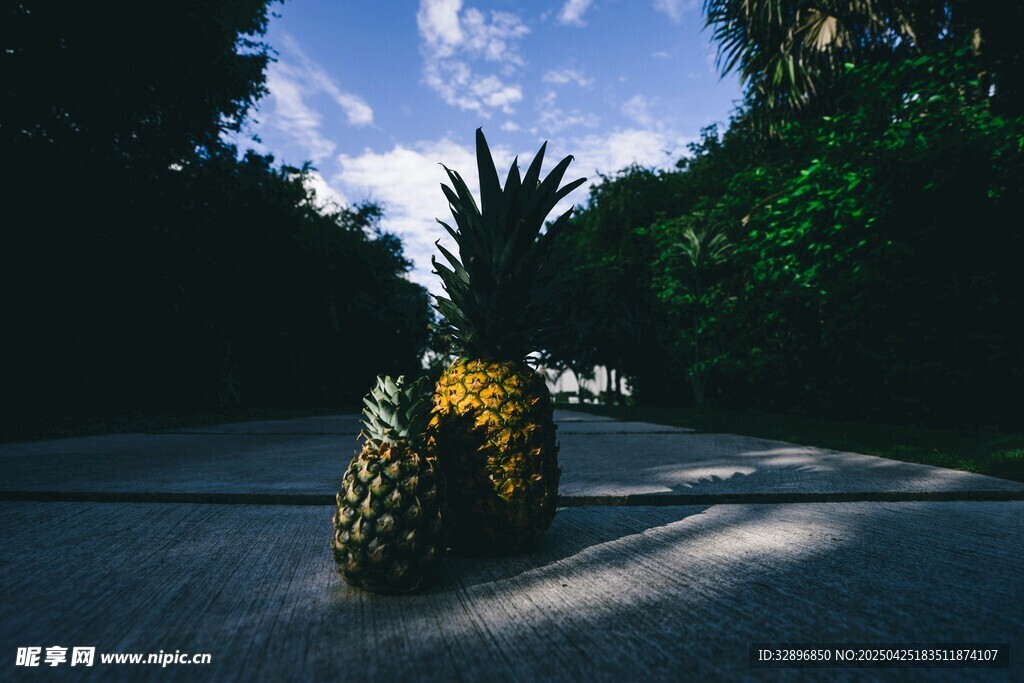 道路上的新鮮菠蘿