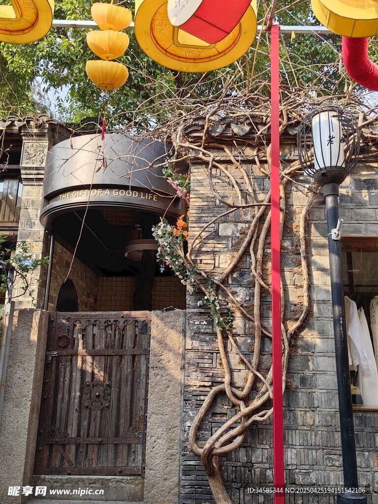 古舊建筑旁的傳統裝飾