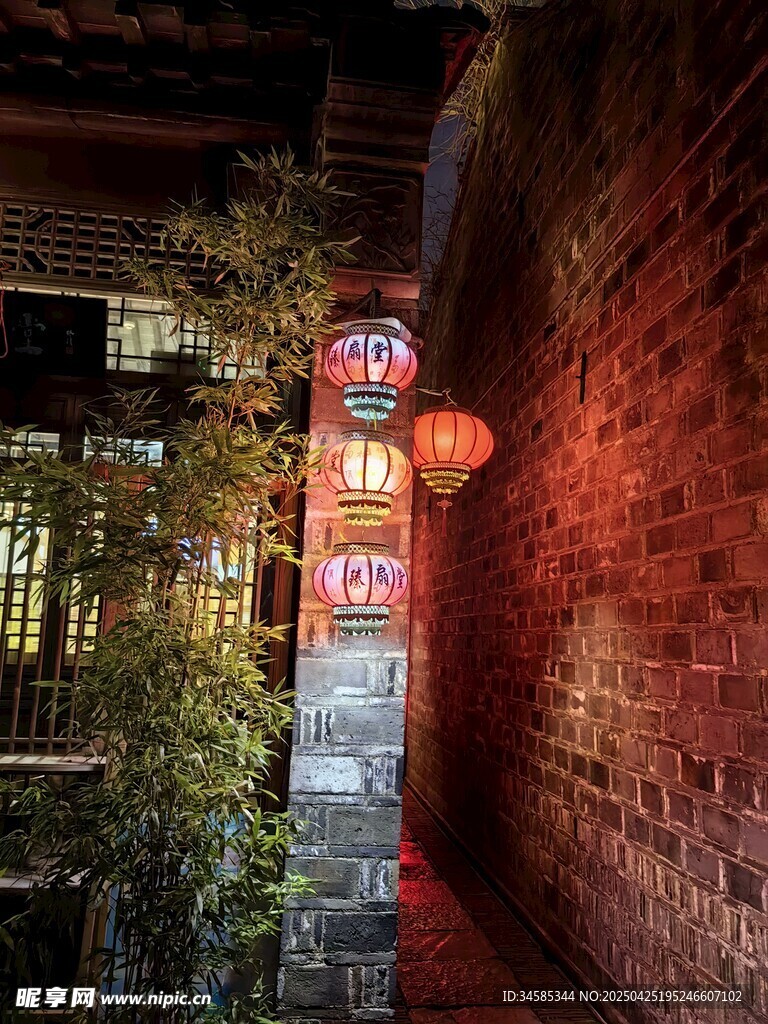 古巷夜景紅燈籠韻味濃