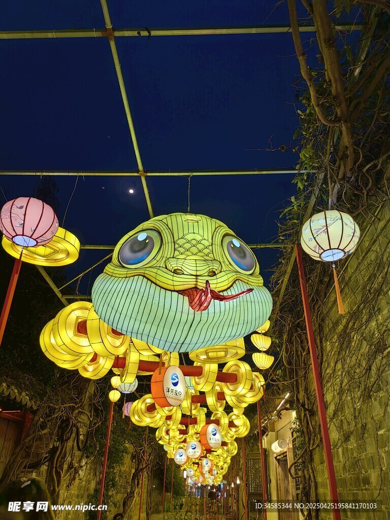 街道上的多彩創意燈籠
