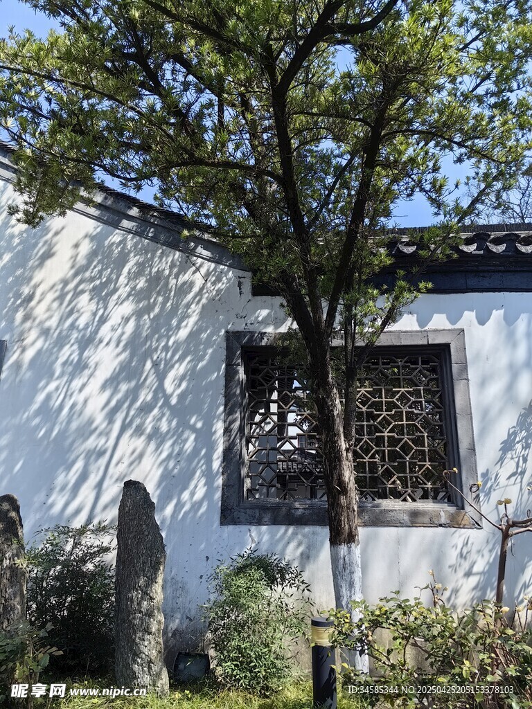 中式庭院一角的古樸景致