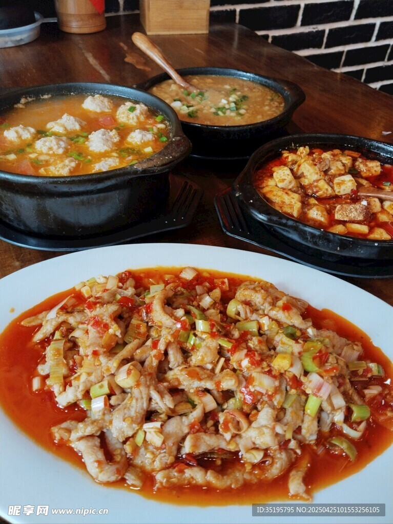 多樣美味佳肴擺上桌