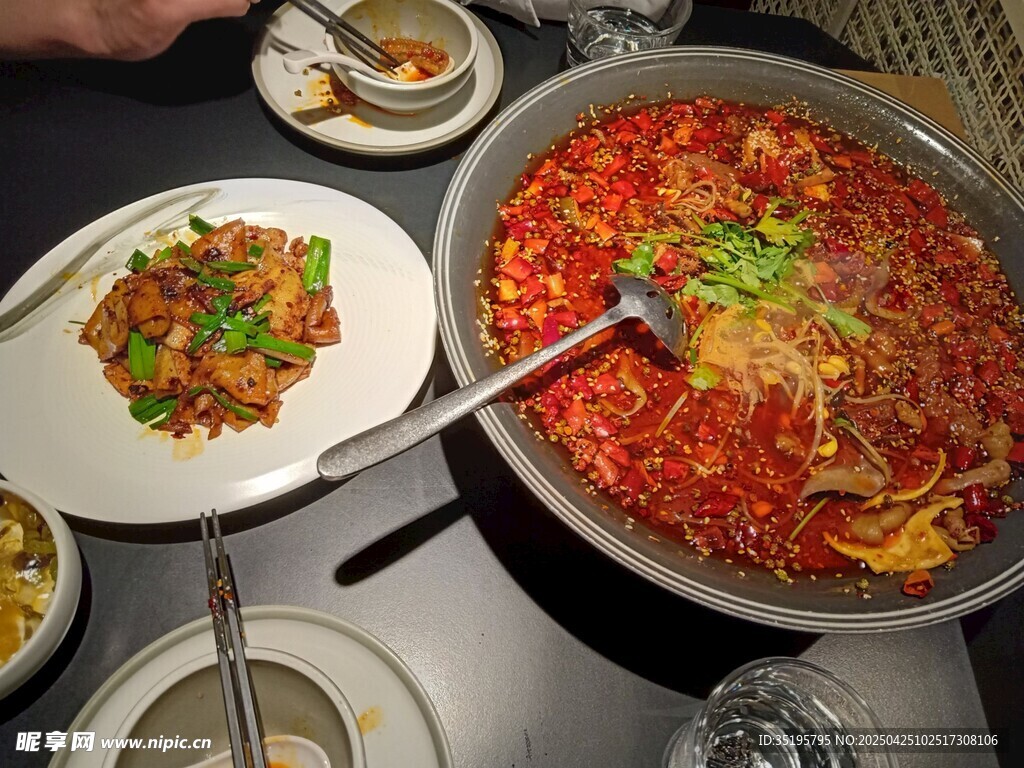 美味火鍋與配菜誘人呈現(xiàn)