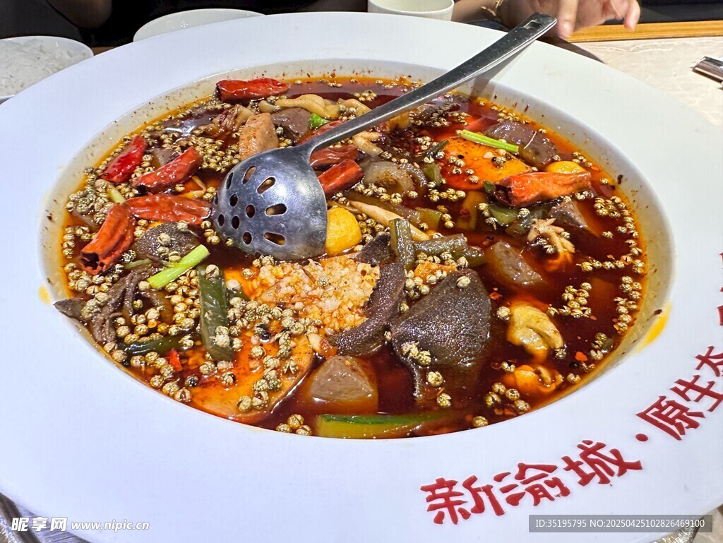 鮮香毛血旺大盆美味佳肴