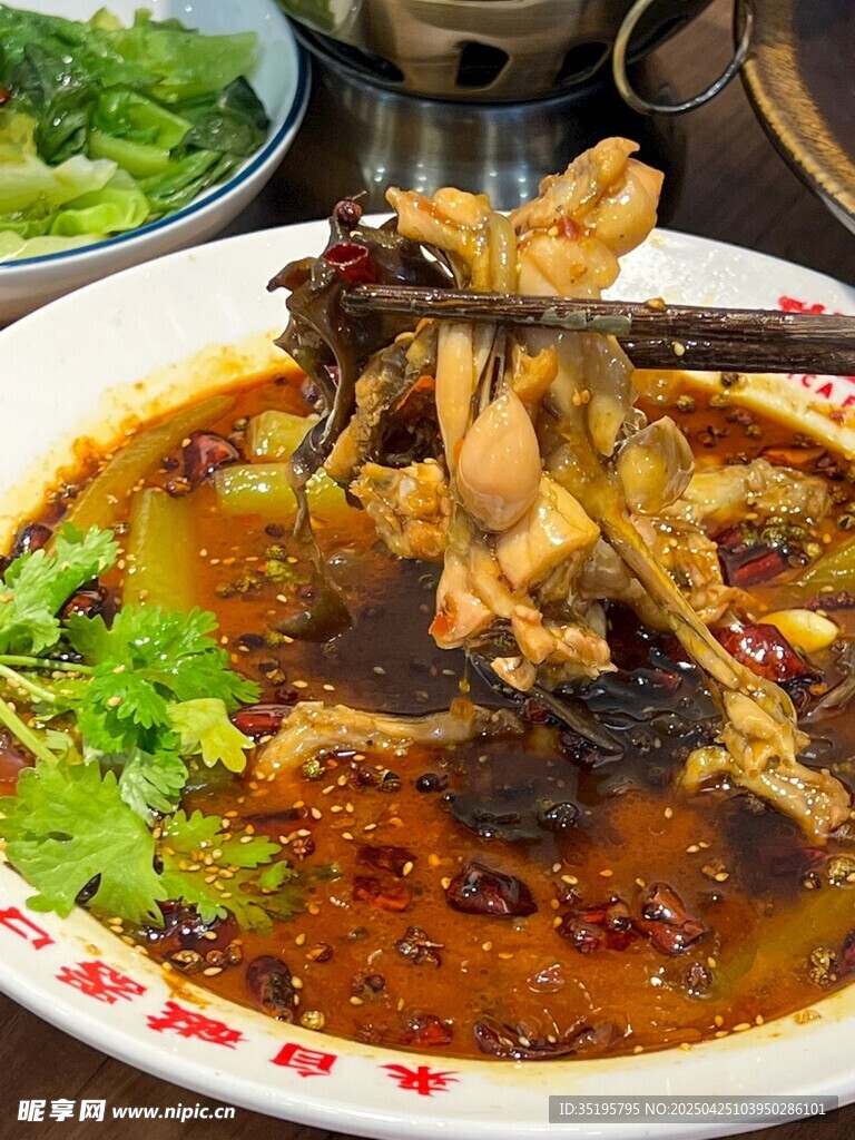 鮮香麻辣的特色水煮牛蛙