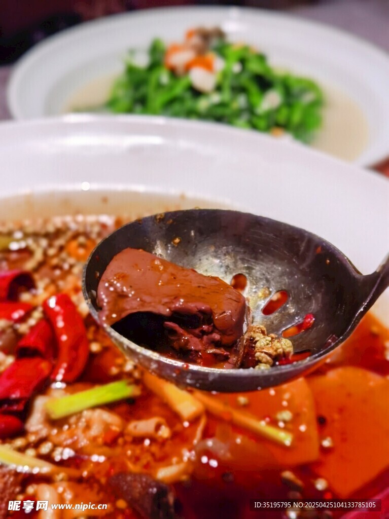 香濃紅油火鍋舀湯瞬間