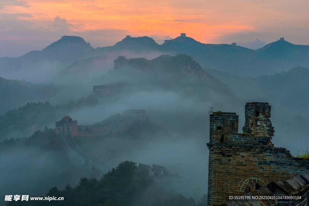 晨曦中的長城與山巒美景
