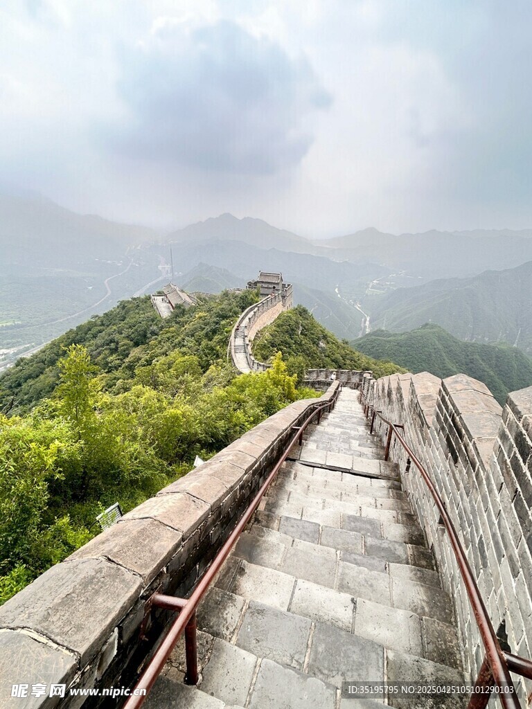俯瞰雄偉長(zhǎng)城蜿蜒于山林