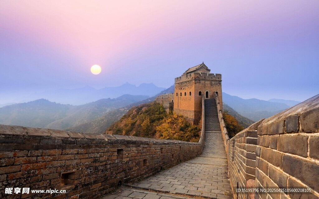 夕陽(yáng)下的雄偉長(zhǎng)城