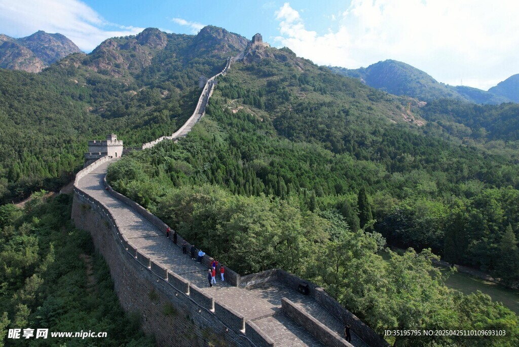 俯瞰蜿蜒于山林間的長(zhǎng)城