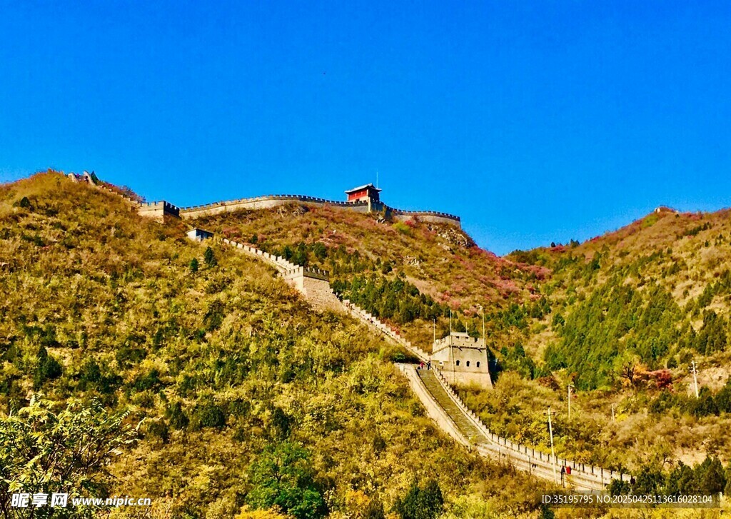 秋日壯麗長(zhǎng)城蜿蜒山巒間