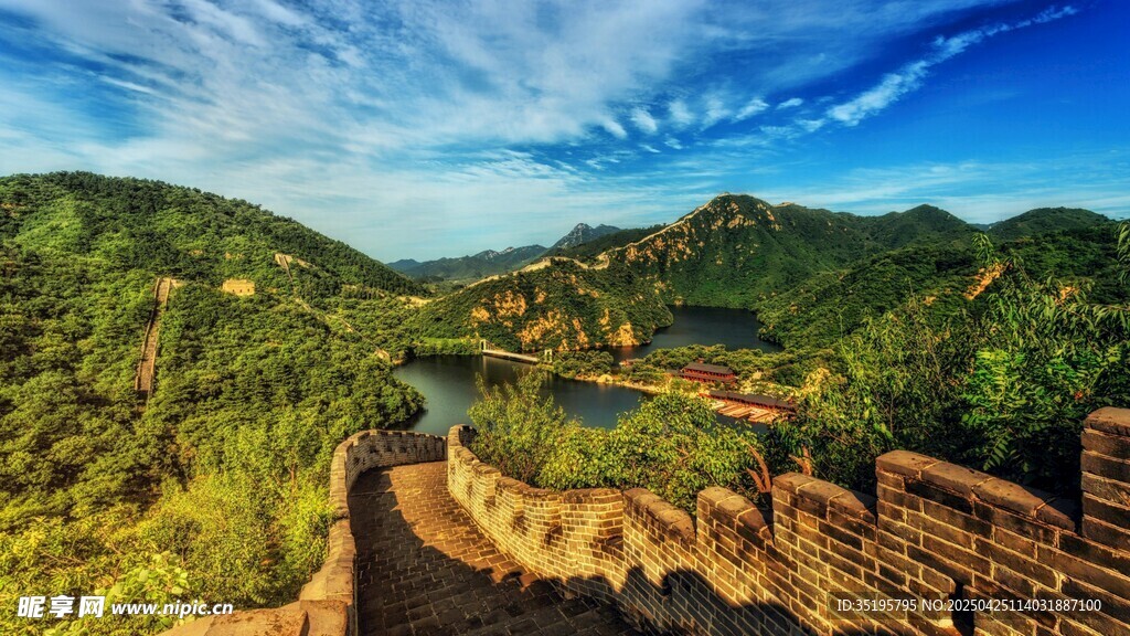 壯麗長城與青山藍天美景