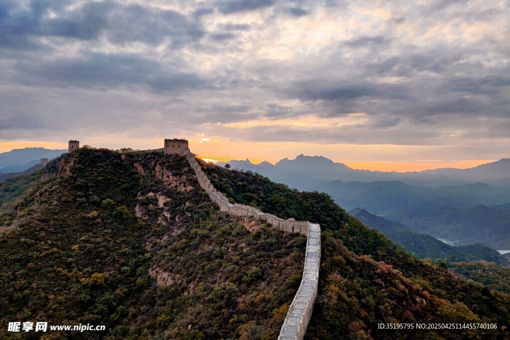 夕陽下的雄偉長城美景