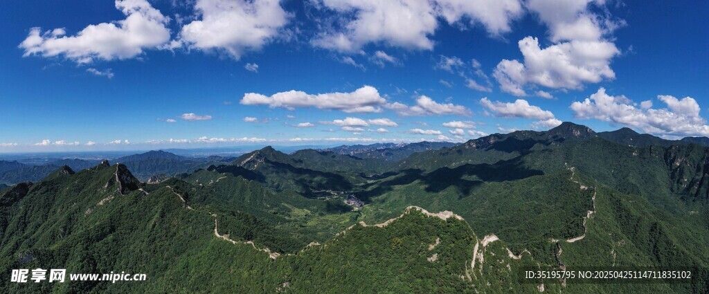 山巒藍天美景