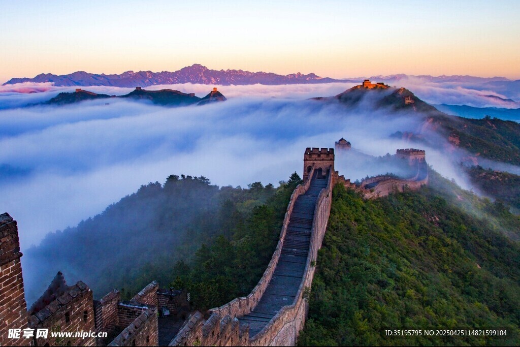 云海中的壯麗長城景觀