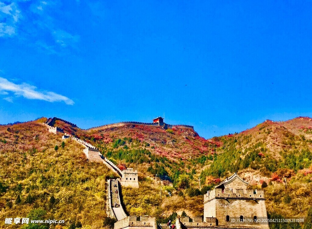壯麗長(zhǎng)城于山巒藍(lán)天之下
