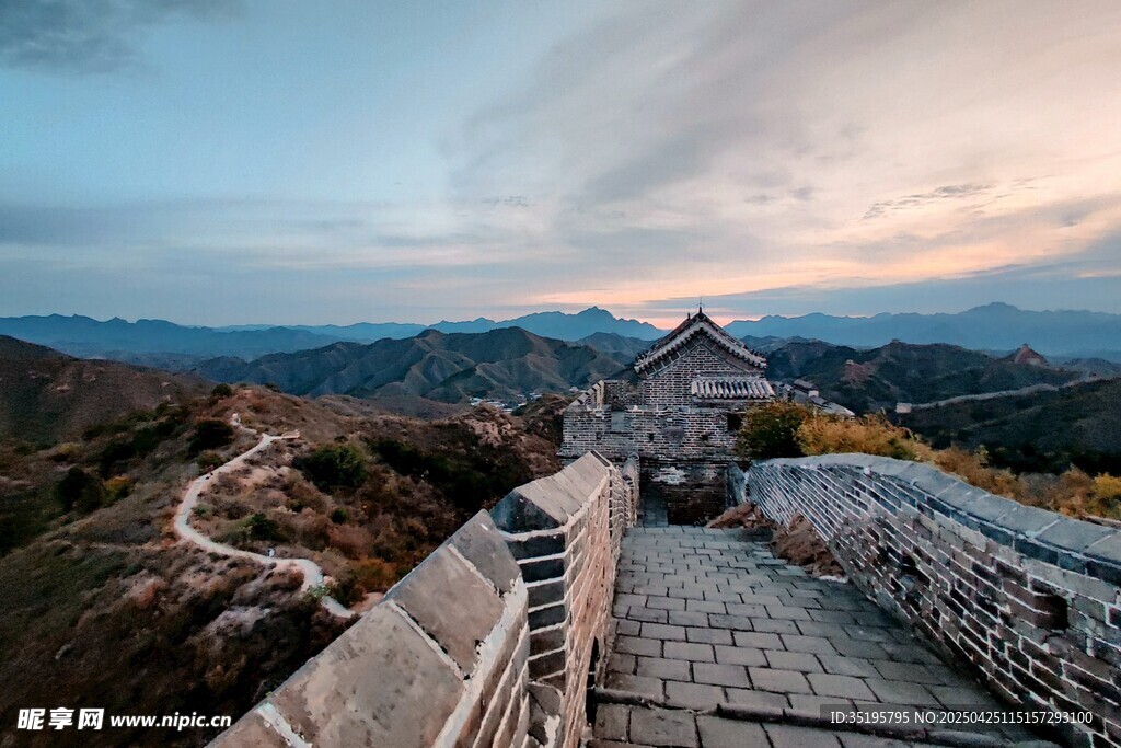 夕陽下的雄偉長城景觀